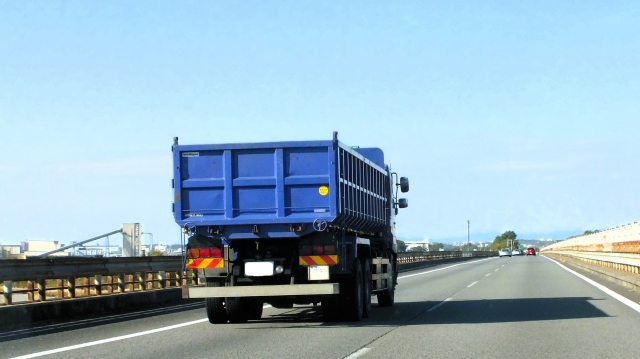 産業廃棄物運搬トラック