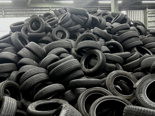 廃棄されたタイヤの山