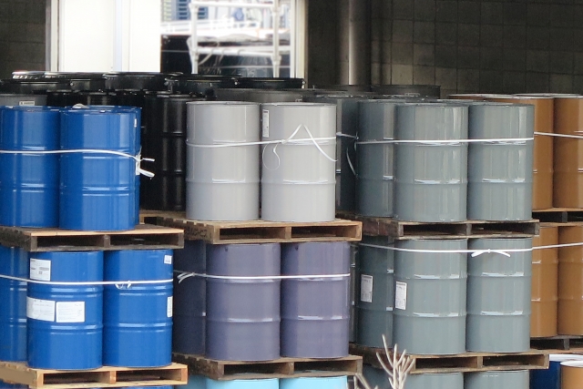 詰まれたドラム缶