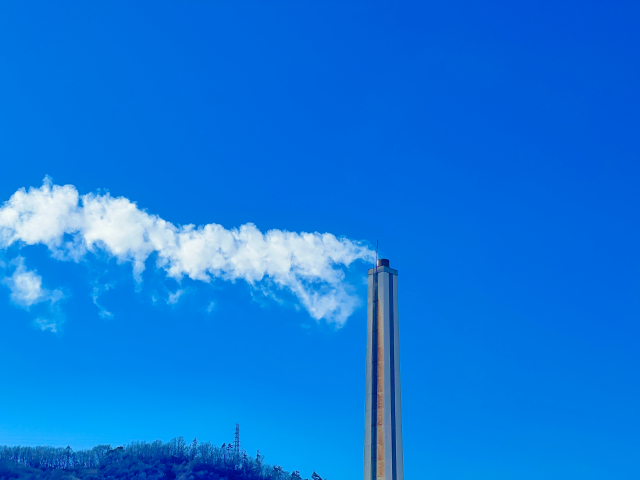 白煙を排出している煙突