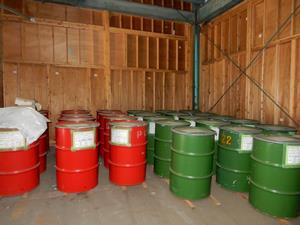 並べられたドラム缶
