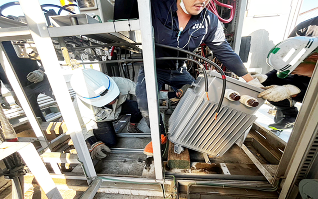 トランスを入れ替えている作業員