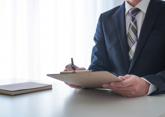 書類を書く男性