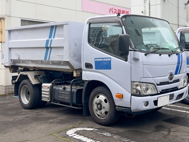 産業廃棄物収集トラック