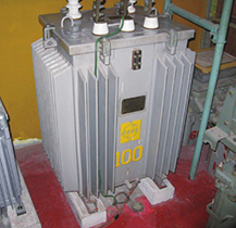 置かれた高圧変圧器