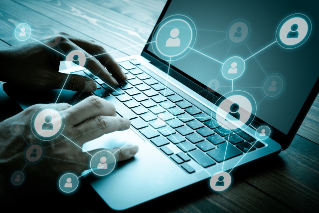 パソコンとネットワークのイメージ