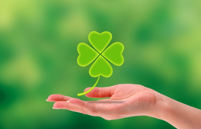 持続可能な社会のイメージ　クローバーと人間の手