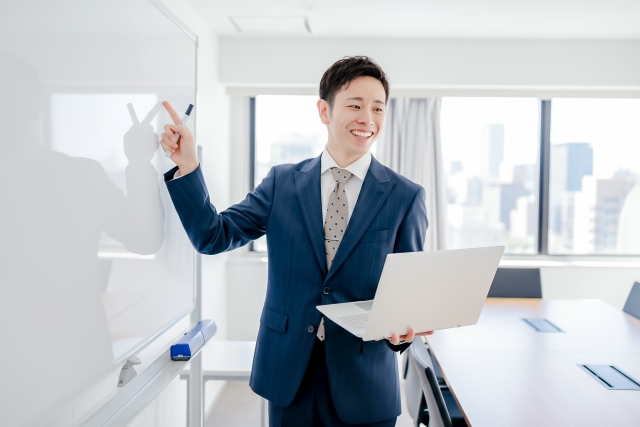 セミナーで教えている講師