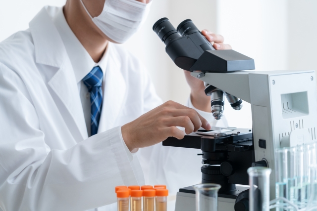 化学分析を行う研究員