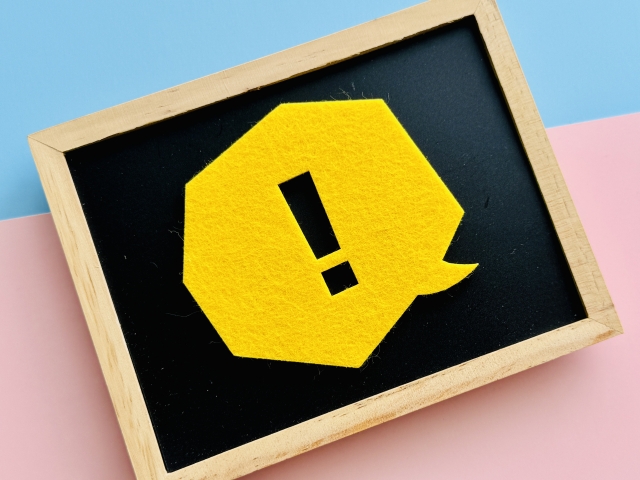 黒いビックリマークが書かれた黄色い吹き出し