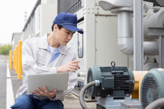 電気機器を調査する男性作業員