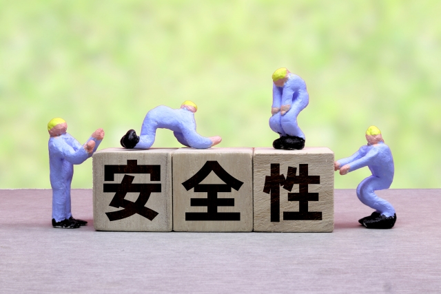 安全性と書かれたブロックと作業員