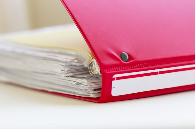 書類が挟まれているバインダー