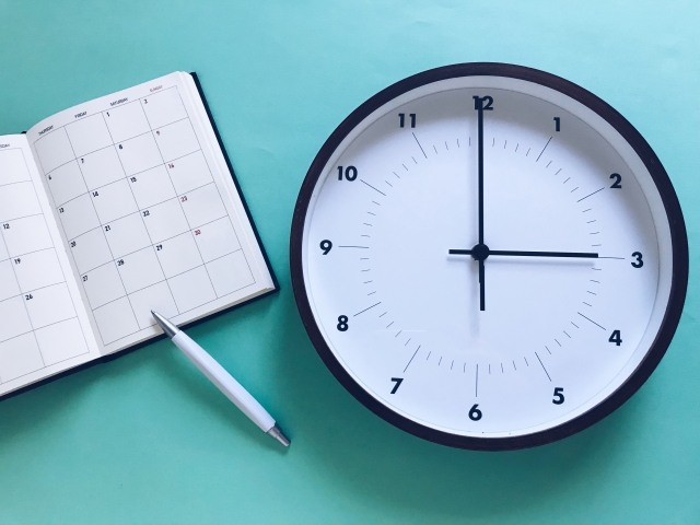 期限のイメージ　スケジュール表と時計