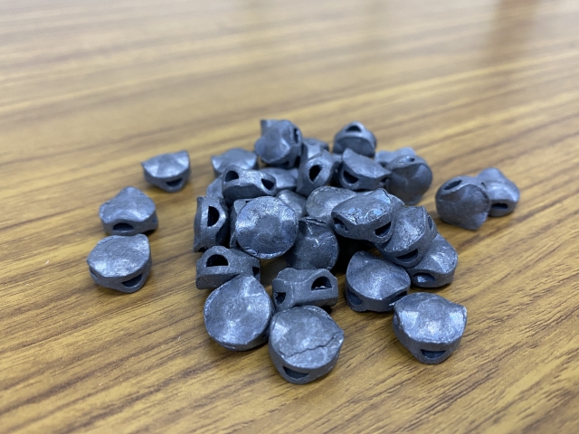 机の上に置かれた鉛の粒