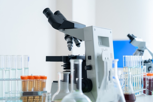 顕微鏡とフラスコ