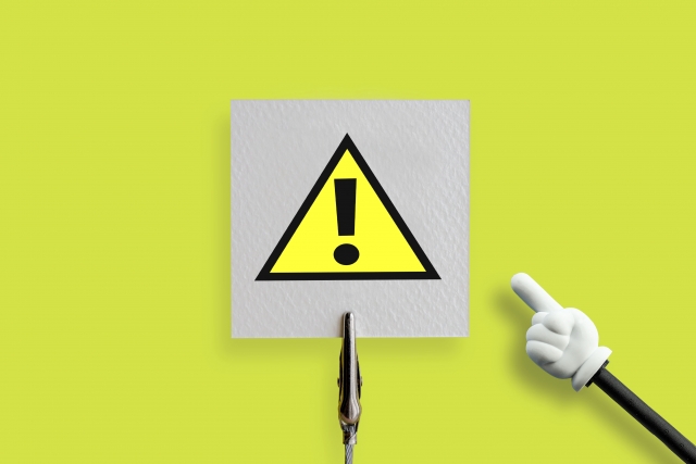 注意マークを指さし