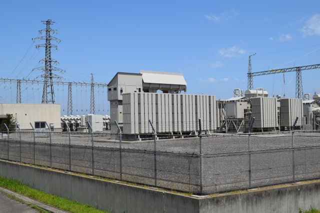 屋外変電設備と送電塔