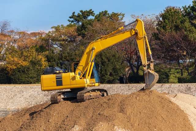 地面を掘るショベルカー