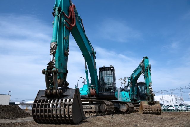 解体作業をしているショベルカー