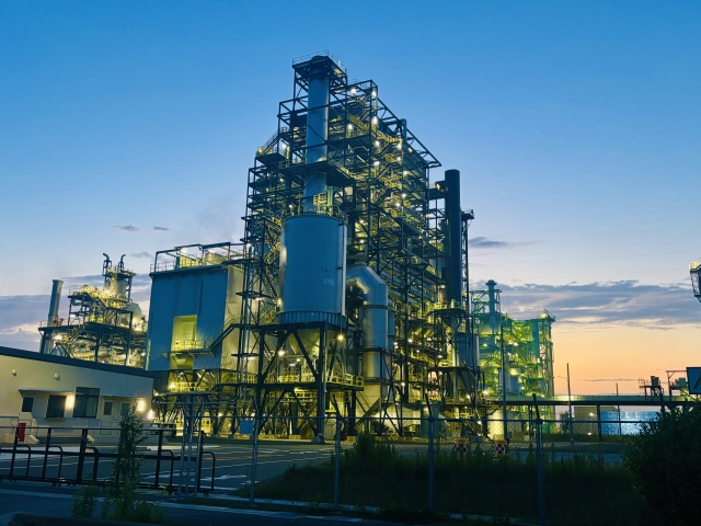夕暮れの空に建つ大きな工場