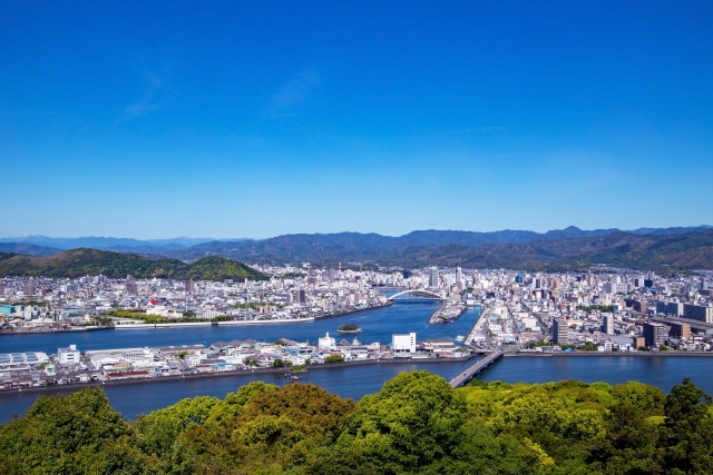 海に面した街並みと橋が見える写真