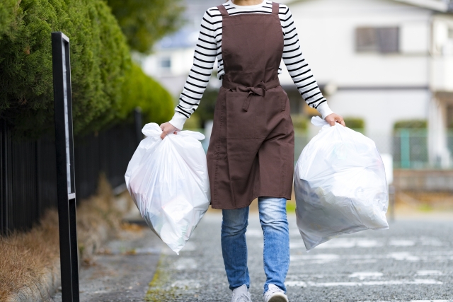 ごみを出しする主婦