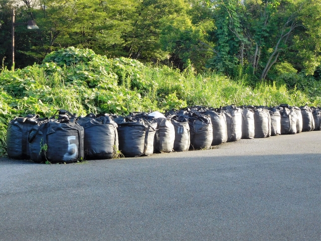 草刈り作業後の大量のゴミ袋