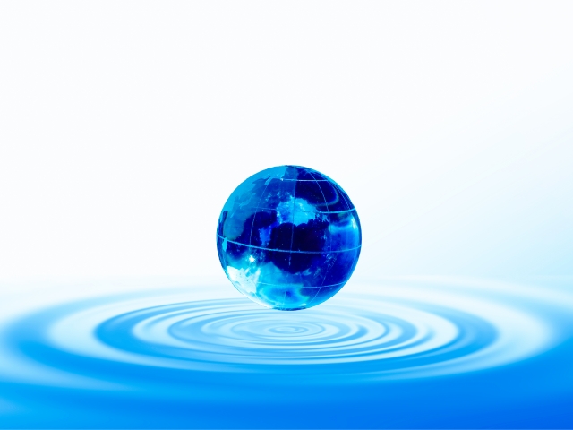 水の波紋と地球儀