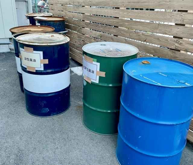 廃油の入ったドラム缶