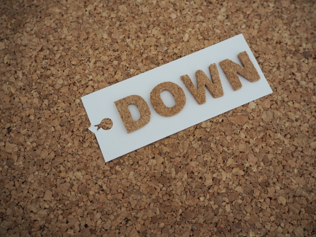DOWNと書かれた紙