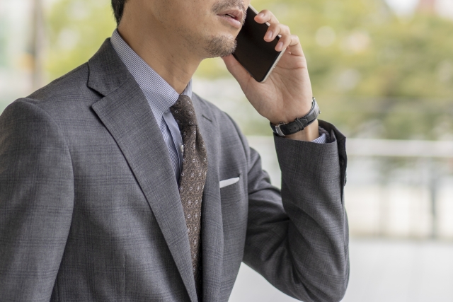 電話しているビジネスマン