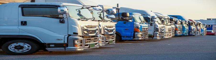 駐車場に整列する複数の大型トラックの車列