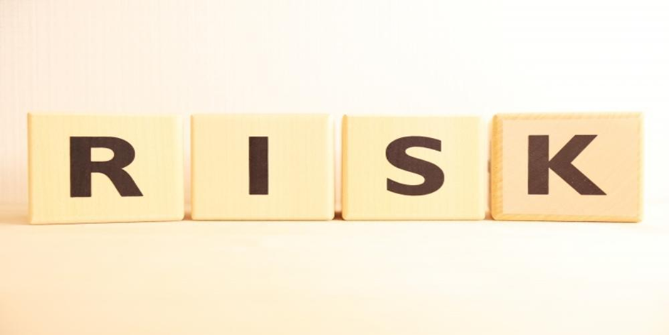 RISKと書かれた木製ブロックが並んだリスクを象徴するイメージ