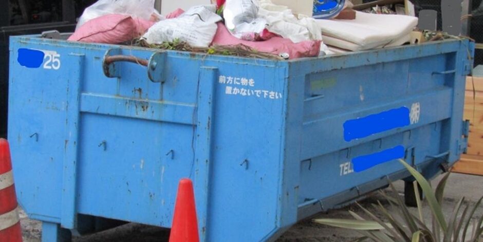 建設現場で使用される青い廃棄物コンテナ
