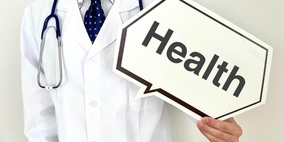 Healthの吹き出しを持つ白衣姿の医師
