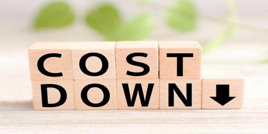 『COST DOWN』と書かれた木製ブロックとコスト削減を示す下向き矢印