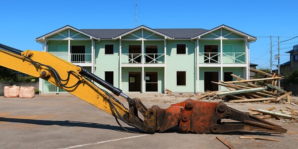建物解体中の現場と重機のアーム部