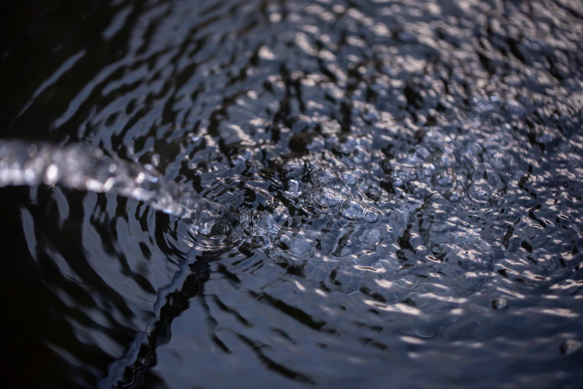 波紋ができている水面