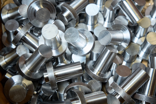 円柱状の金属部品