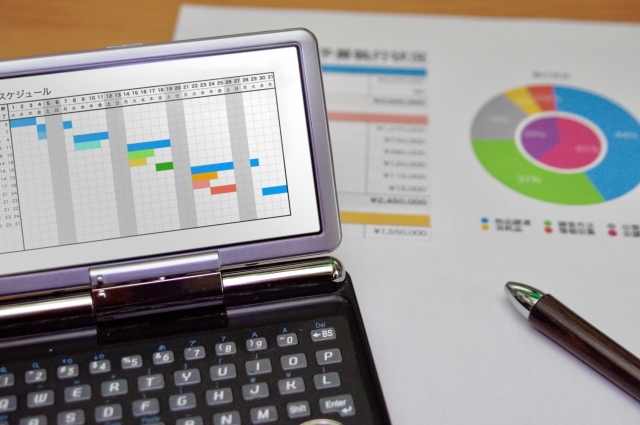 ガントチャートを表示しているパソコン