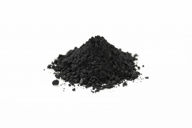 山のように積まれた粉上の活性炭