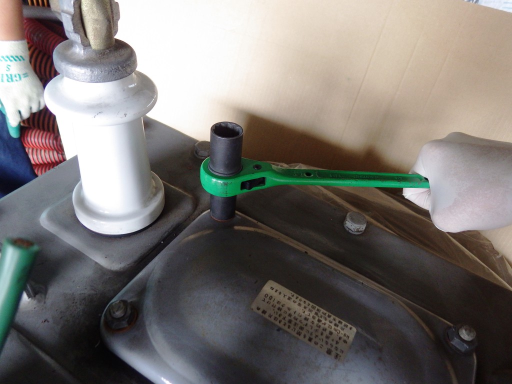 工具でボルトを外している様子