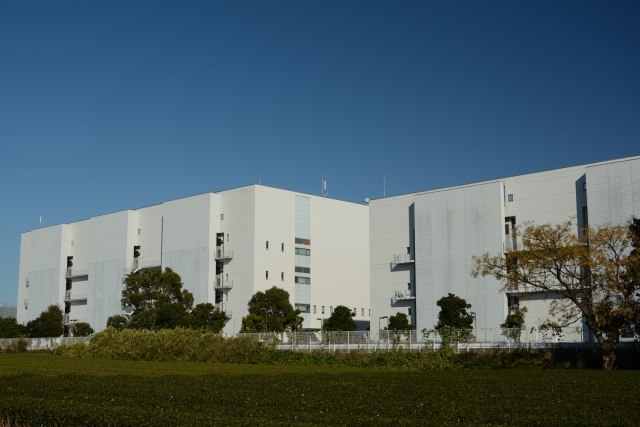 大きな工場の外観