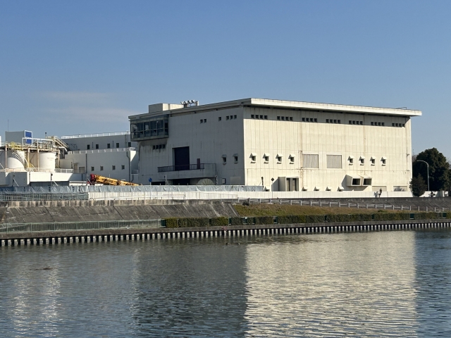 汚泥処理施設と貯水槽