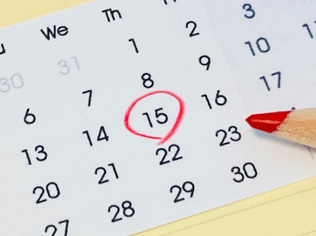 15日に赤丸が付けられたカレンダー