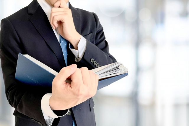 考えるビジネスマン