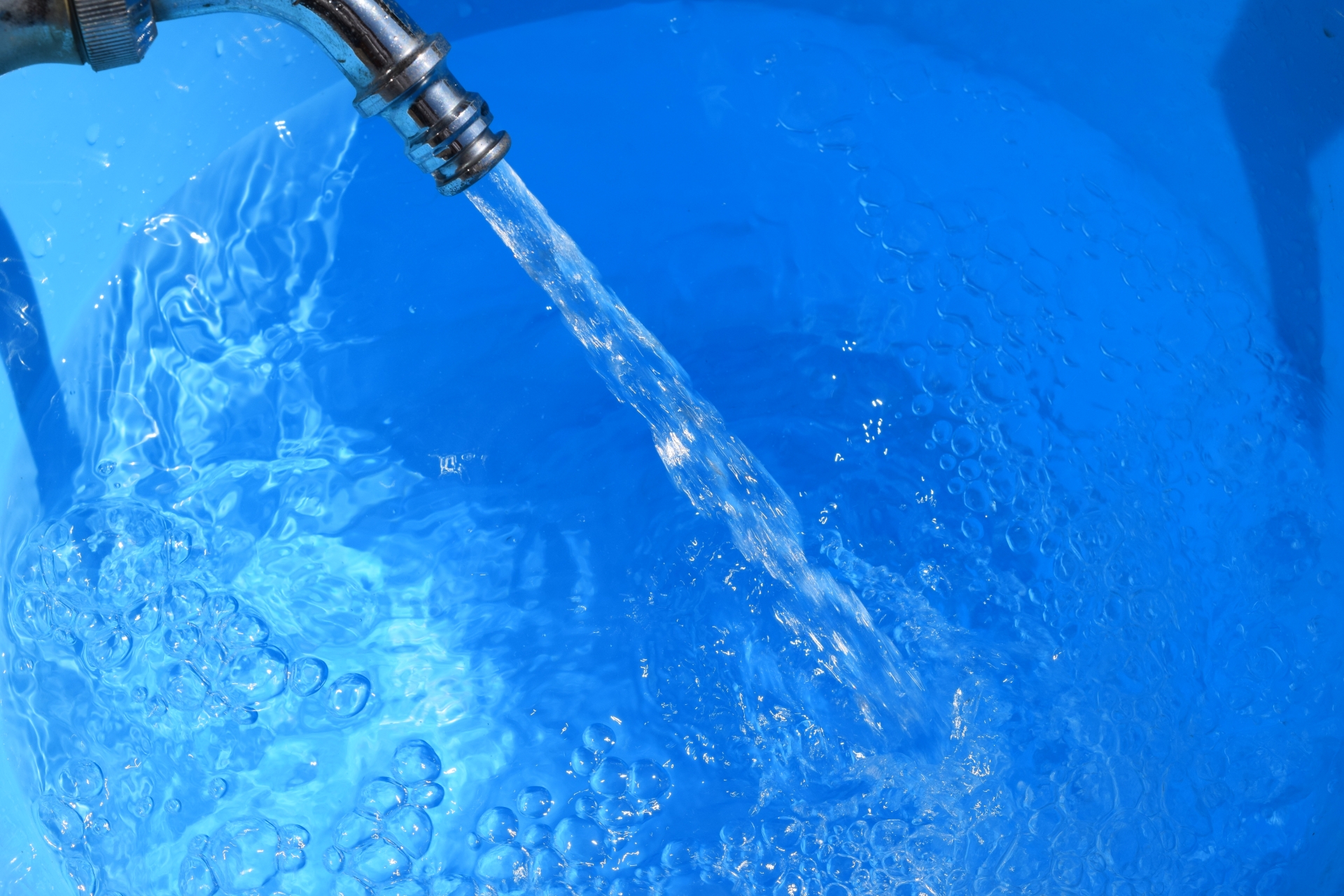 コンテナに給水している様子