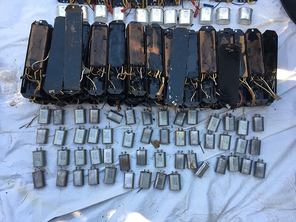 並べられた蛍光灯安定器