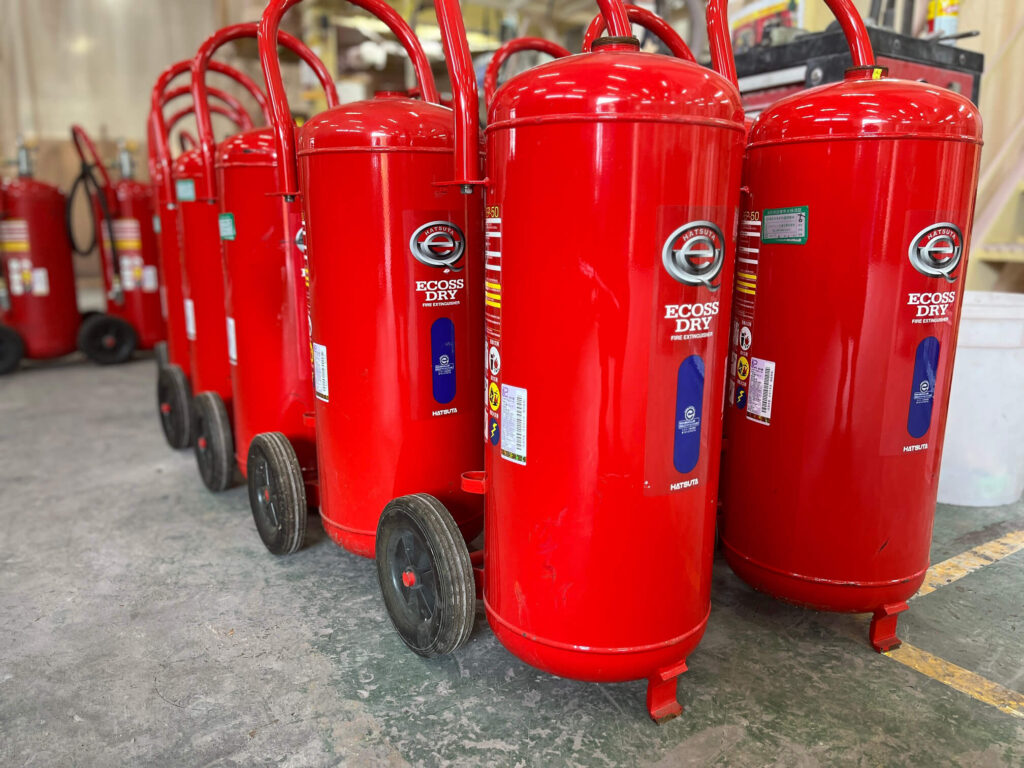 並べられた泡消火器